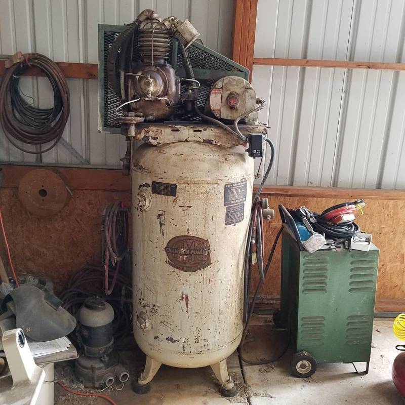 lot 7155 image: Air Compressor - owner states it leaks