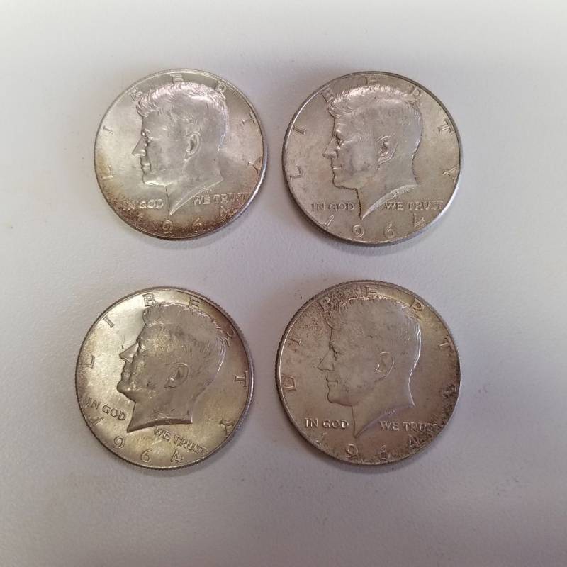 lot 7171 image: 4 - 1964 Kennedy half dollars