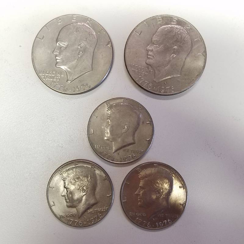 lot 7201 image: 2 Eisenhower Bicentennial dollars and 3 Kennedy Bicentennial half dollars