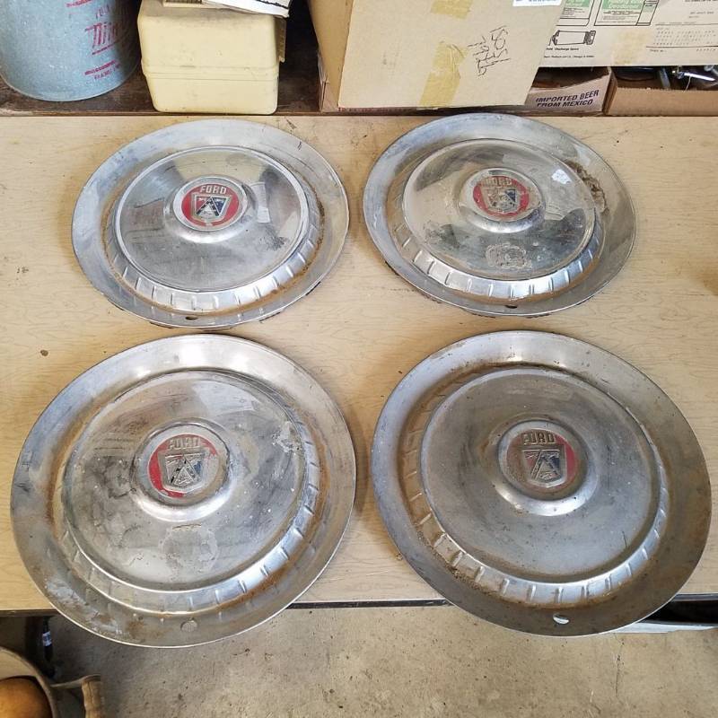 lot 7229 image: 4 matching Ford hub caps