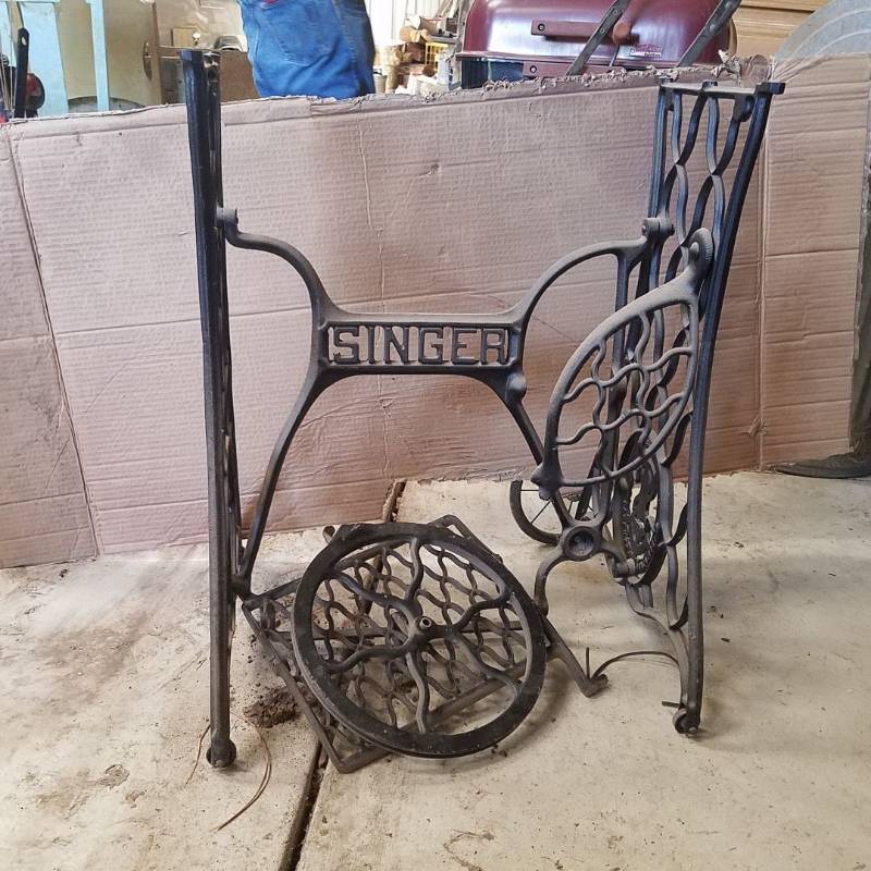 lot 7230 image: Singer sewing machine base