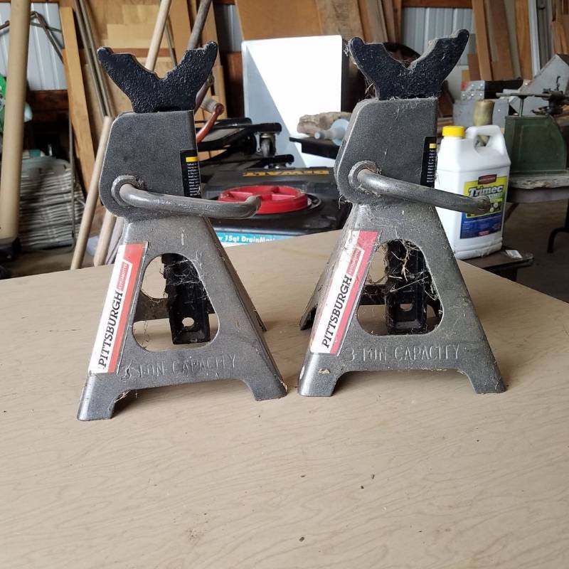 lot 7262 image: 2 Pittsburgh heavy duty 3 ton Jack stands