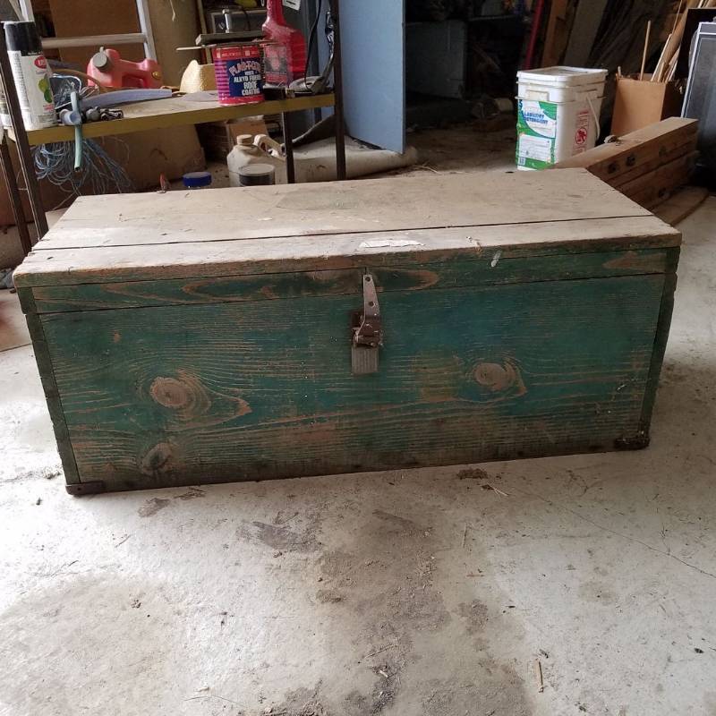 lot 7277 image: wood box and contents