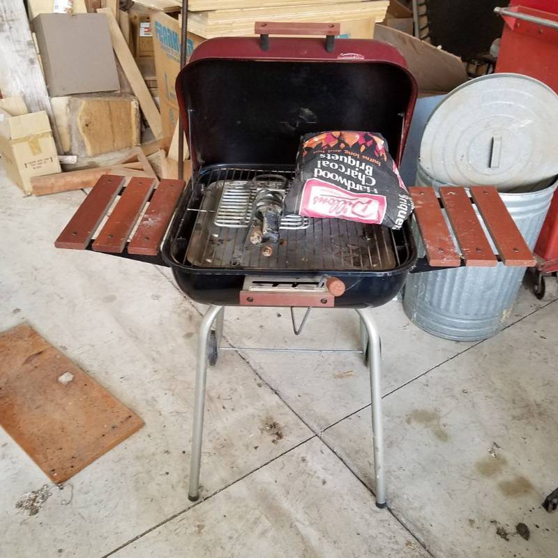 lot 7285 image: Grill and accessories