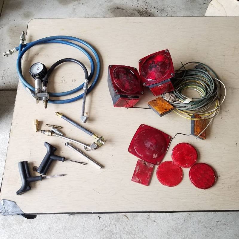 lot 7292 image: Air accessories and trailer lighting