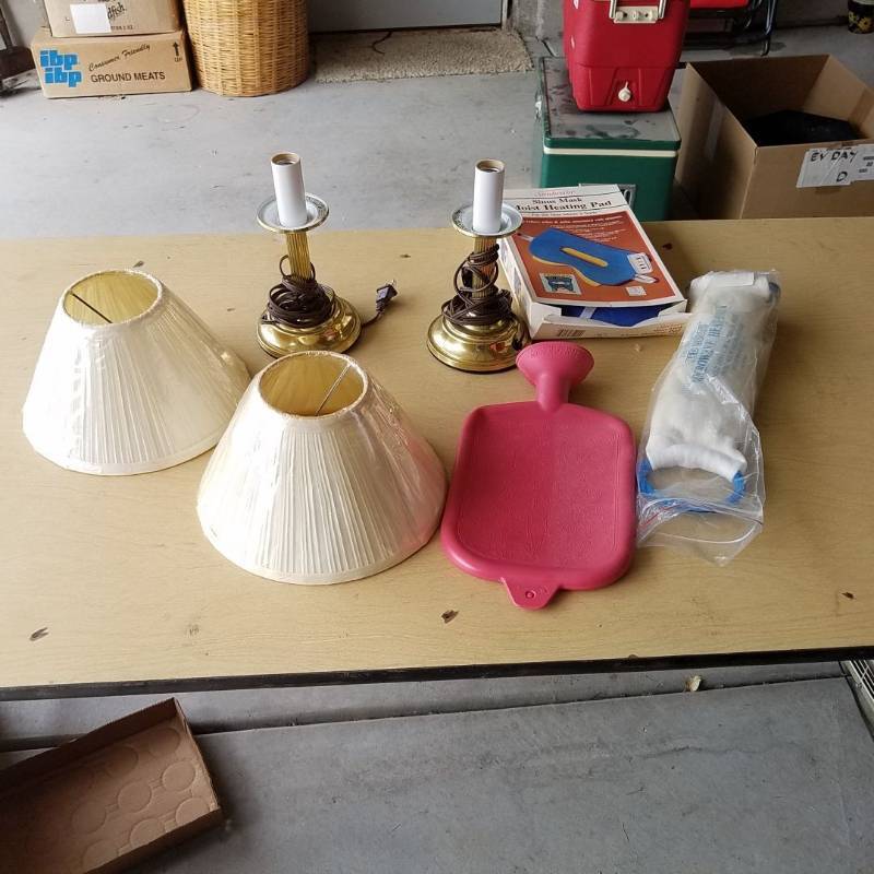 lot 7324 image: lamps and heating pads