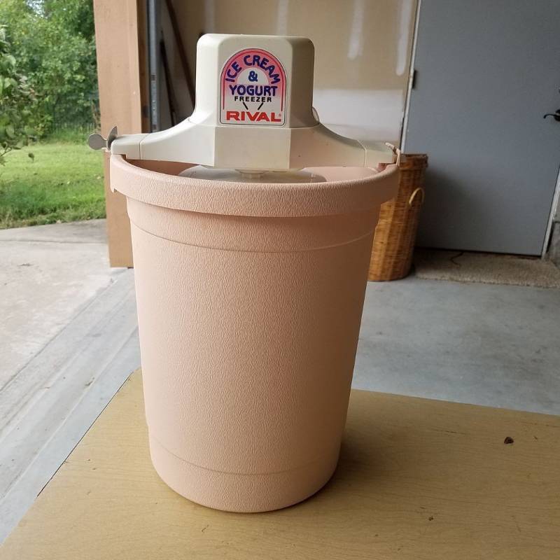 lot 7326 image: Rival ice cream and yogurt freezer - works