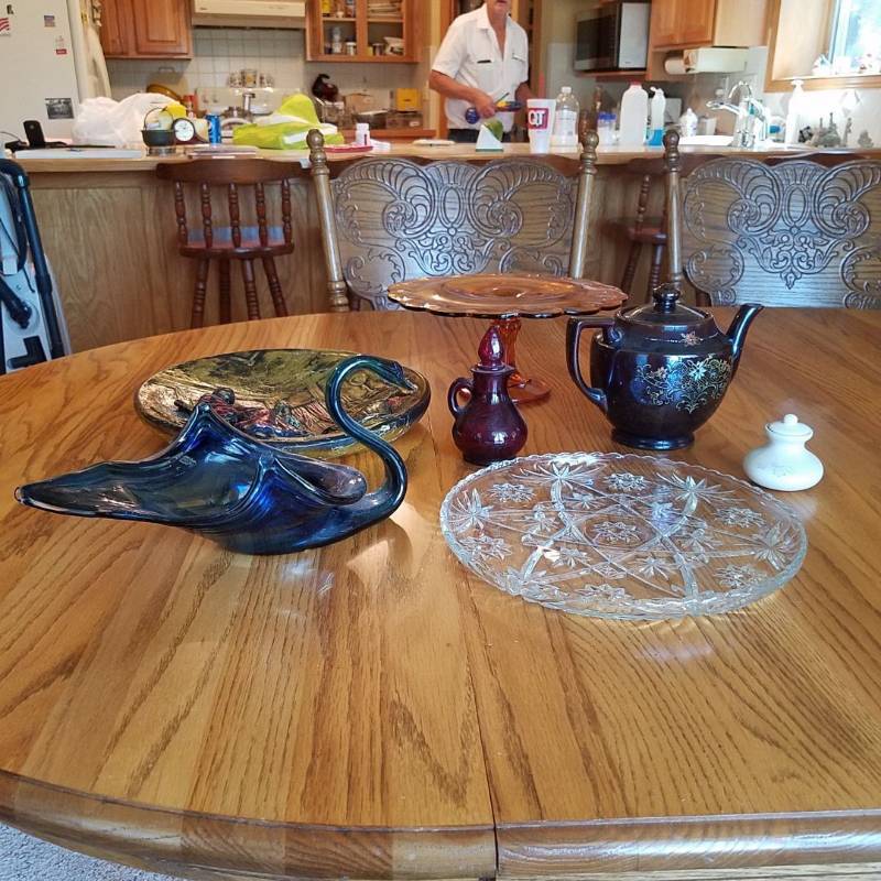 lot 7337 image: Assorted glass decor