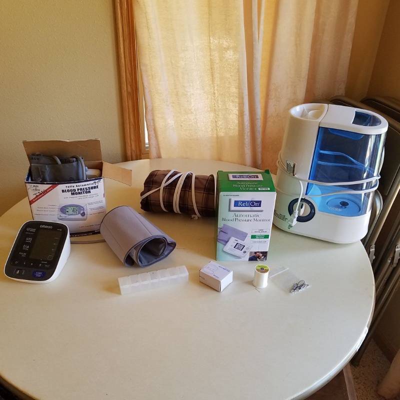 lot 7355 image: blood pressure monitors, humidifier, heating pad