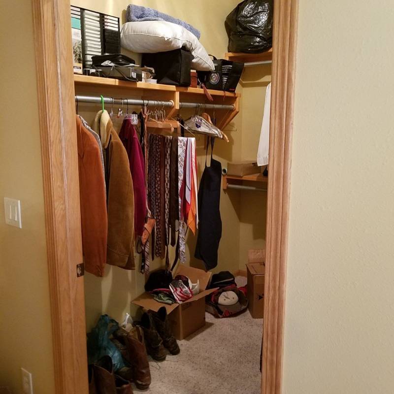 lot 7357 image: All contents in closet