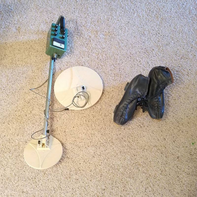 lot 7372 image: Metal Detector, Skates