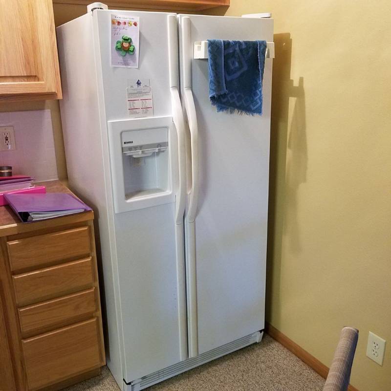 lot 7377 image: Kenmore refrigerator - missing ice maker