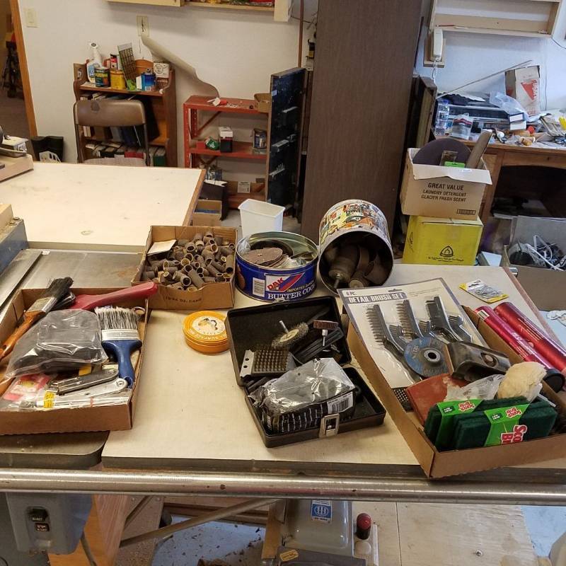 lot 7385 image: assorted abrasives and paint brushes