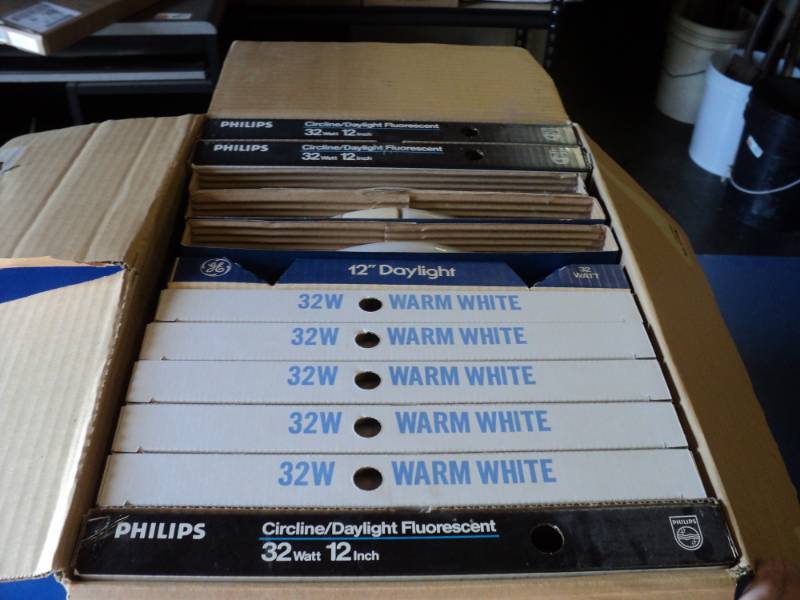 lot 9058 image: (12) ct mixed lot 12 Circline Daylight Fluorescent bulbs, Philips, GE, other, 32 watt