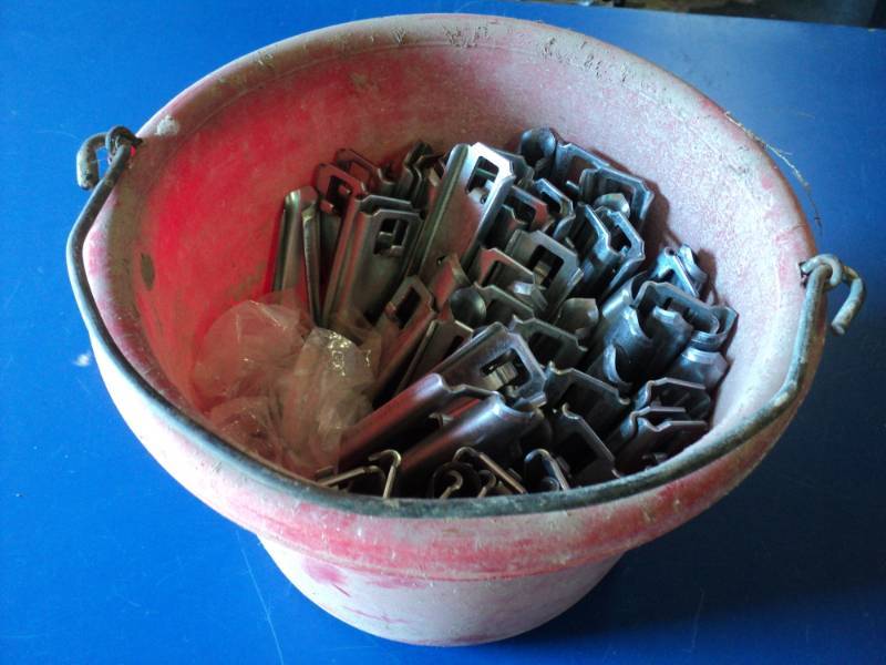 lot 9120 image: 17 lbs shelf pins for use with industrial style shelving