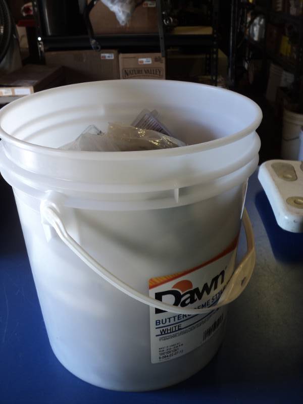 lot 9135 image: 27 lbs hardware in a 5 gallon bucket