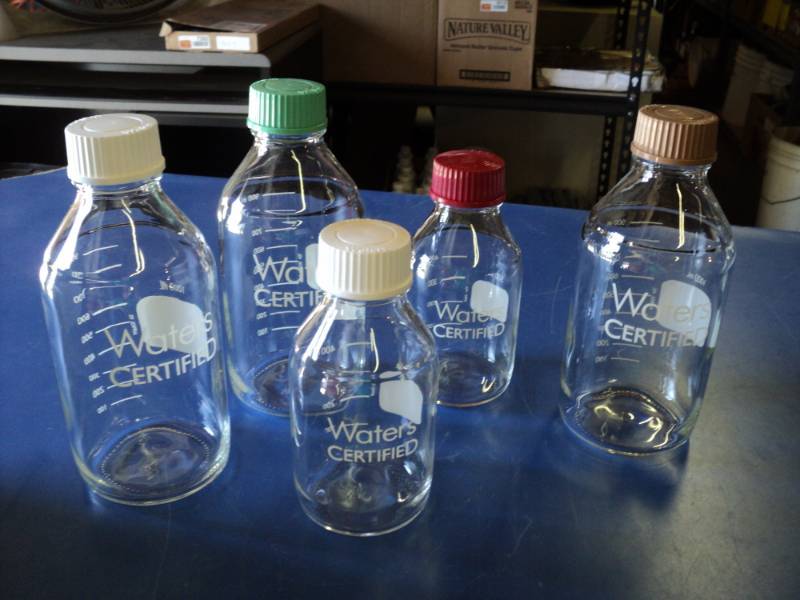 lot 9157 image: (5) ct mixed lot Waters Certified measuring bottles, assortment of sizes, flass with plastic screw -on lids