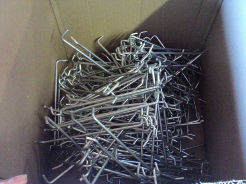 lot 9193 image: (100) ct lot pegs with plastic label holder