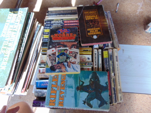 lot 18787 image: Lot of books