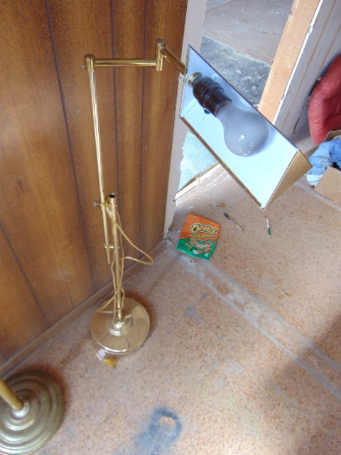 lot 18796 image: 1 floor lamp
