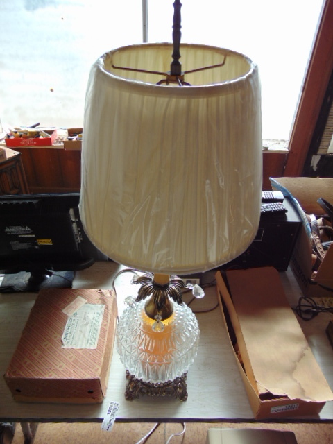 lot 18814 image: Vintage style lamp with shade
