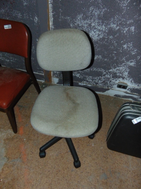 lot 18832 image: office desk chair with fabric cushion and back