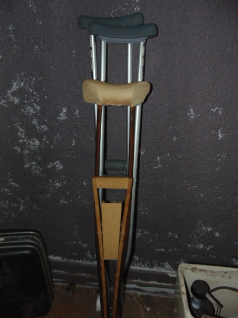lot 18834 image: 3 medical crutches