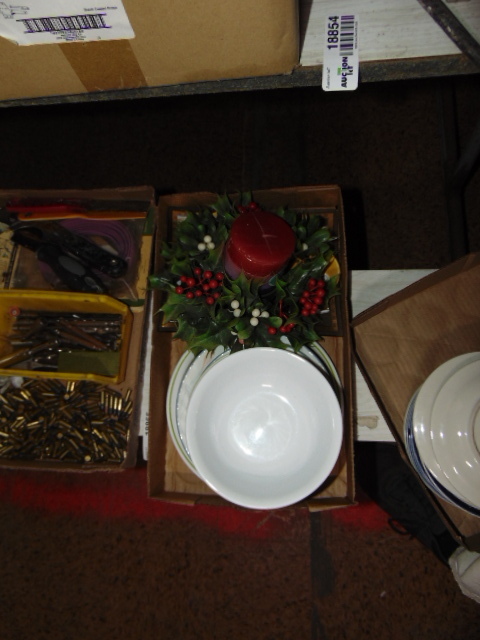 lot 18853 image: Dishware and center piece