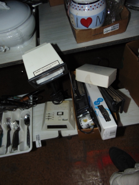 lot 18860 image: office supplies, desktop light, etc...