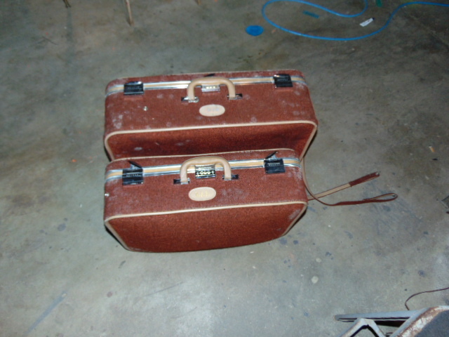 lot 18866 image: Nice matching suitcases