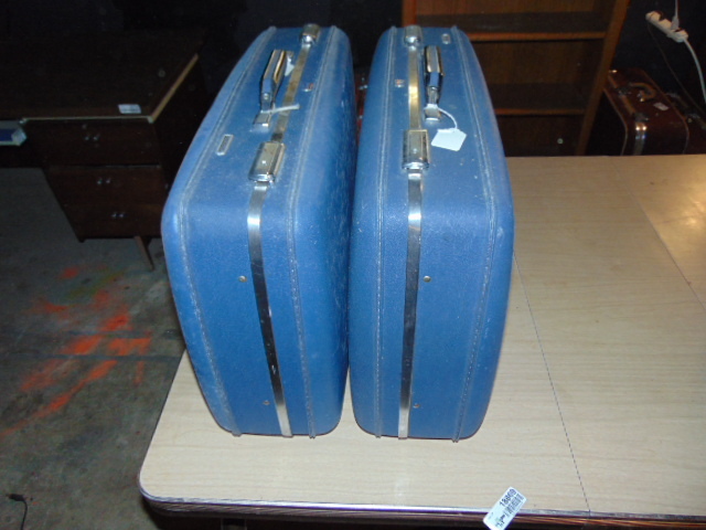 lot 18868 image: Matching luggage