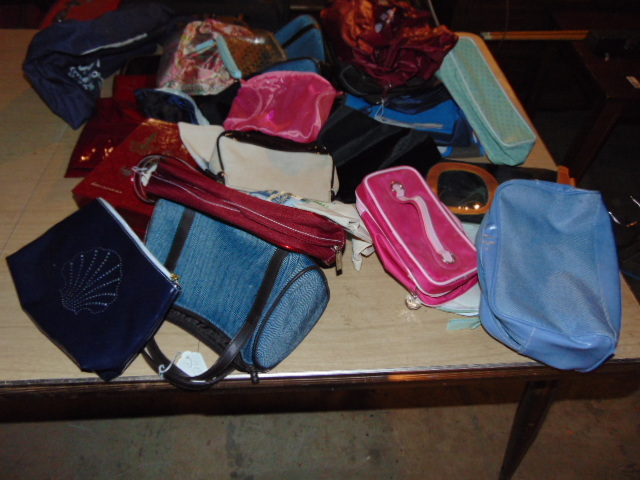 lot 18873 image: assorted handbags