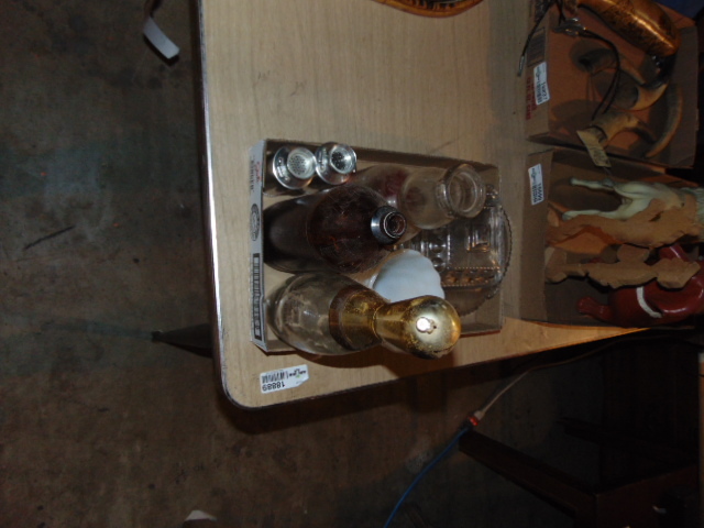 lot 18902 image: assorted glass and Decanter