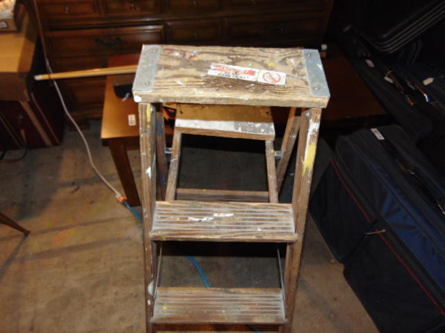 lot 18904 image: wooden ladder