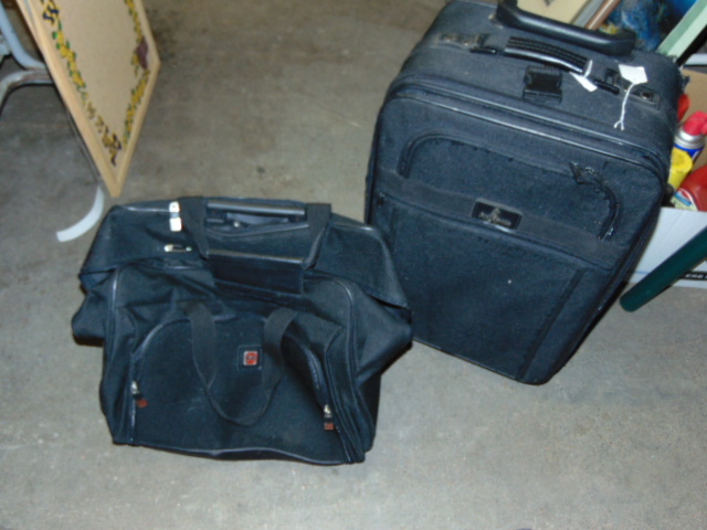 lot 18906 image: pair of suitcases