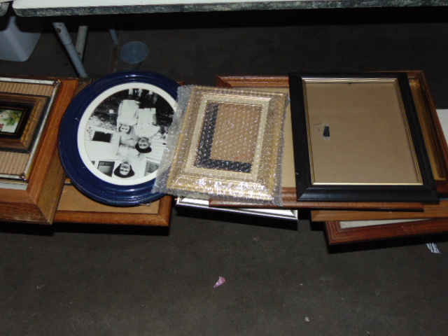 lot 18907 image: Huge lot of frames