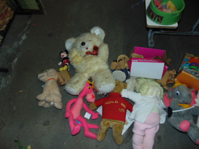 lot 18911 image: stuffed animals