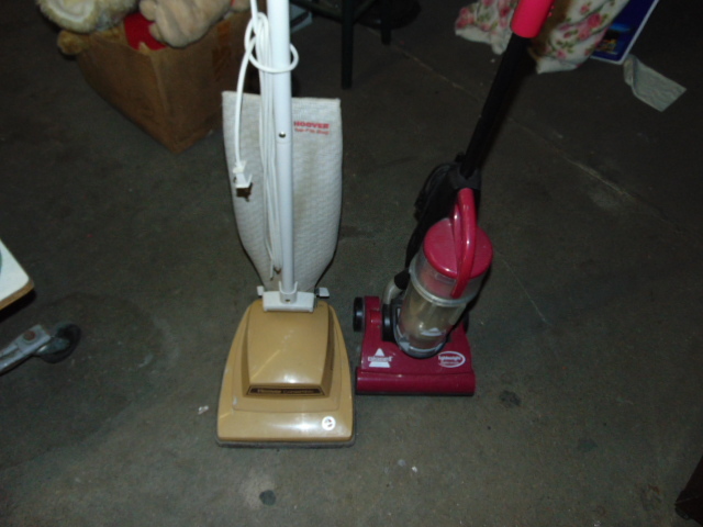 lot 18912 image: vacuum cleaners