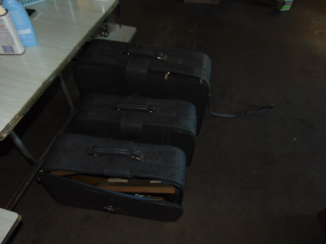 lot 18932 image: set of three suitcases