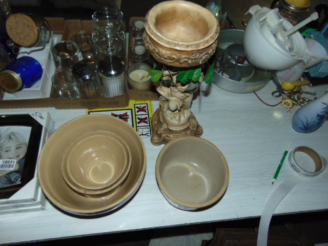 lot 18933 image: serving bowls and more