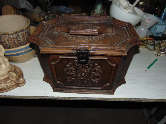 lot 18934 image: vintage sewing kit