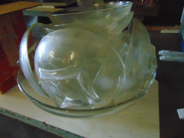 lot 18942 image: glass bowls