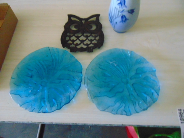 lot 18964 image: glassware and metal owl