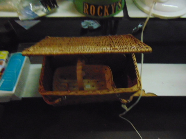 lot 18993 image: picnic basket