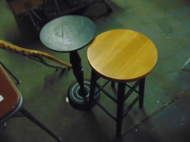 lot 18998 image: Barstool in plant stand