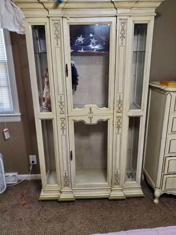 lot 7795 image: Bassett Furniture French Provincial Hutch Glass China Cabinet