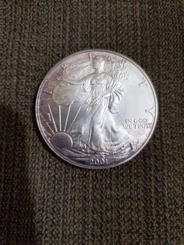 lot 6945 image: 2001 Silver Eagle - 1 Troy Ounce .999 Fine Silver