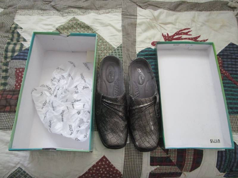 lot 7845 image: Easystep Pewter Crock Slide Sz 8.5 M