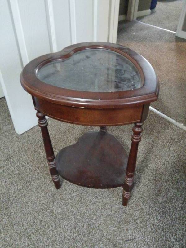 lot 7800 image: Heart Shape Display Side Table with Undershelf