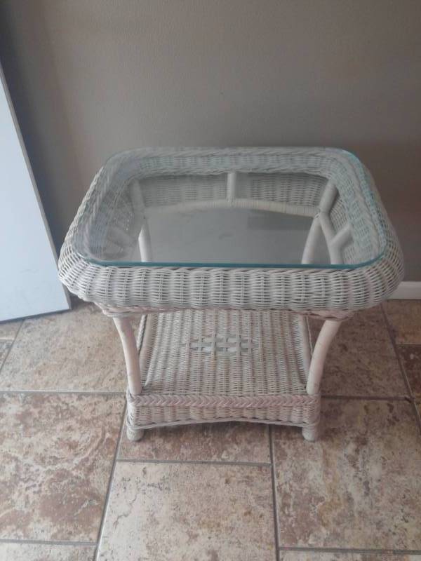 lot 7814 image: White Wicker End Table with Glass Top
